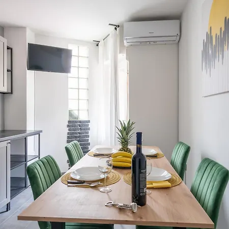 Solis Del Mar Modern Colosseum & Marina Walk Daire
