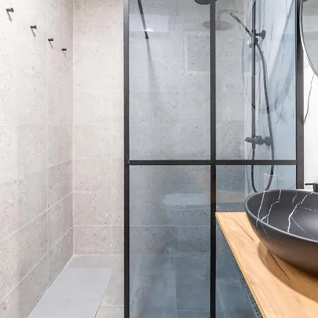 Solis Del Mar Modern Colosseum & Marina Walk * Póla