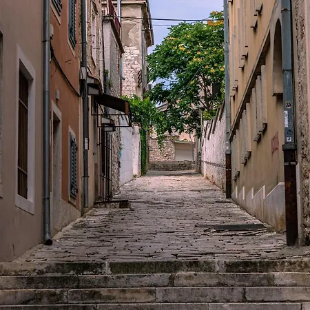 Solis Del Mar Modern Colosseum & Marina Walk * פולה