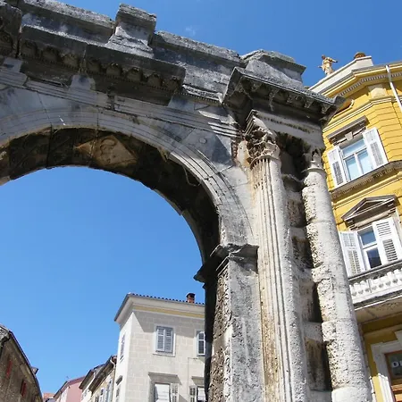 Solis Del Mar Modern Colosseum & Marina Walk *