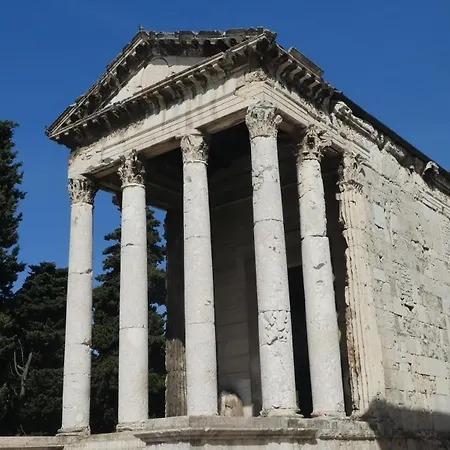 Solis Del Mar Modern Colosseum & Marina Walk