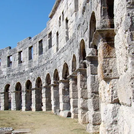 Solis Del Mar Modern Colosseum & Marina Walk *