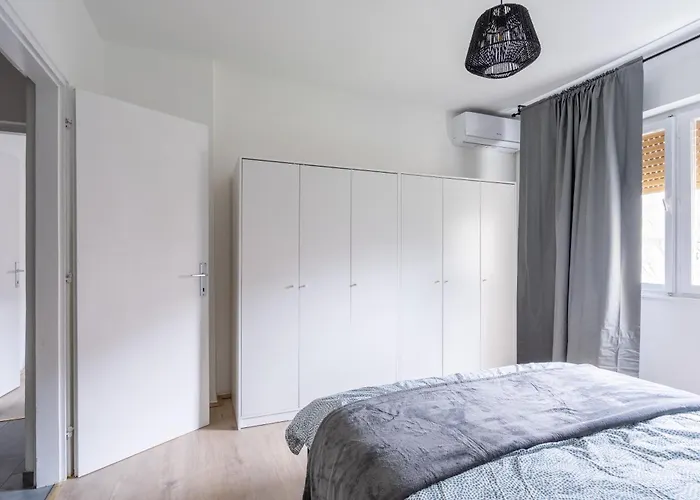 Solis Del Mar Modern Colosseum & Marina Walk * Pula