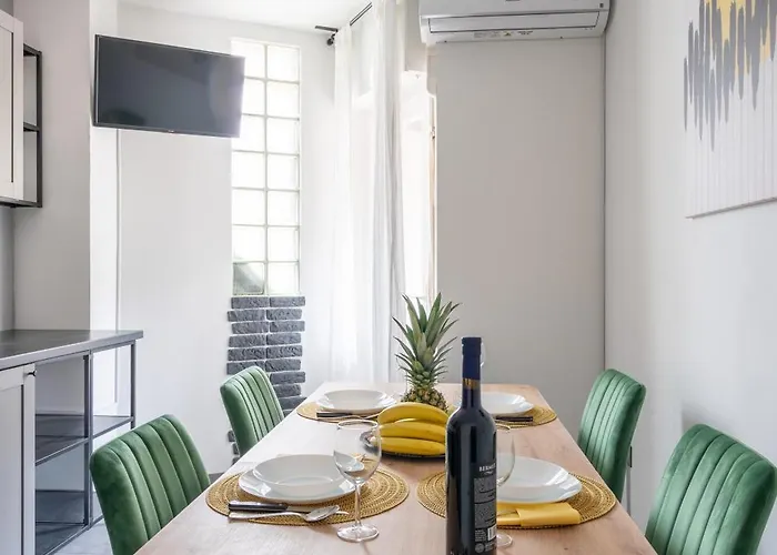 Solis Del Mar Modern Colosseum & Marina Walk Apartment