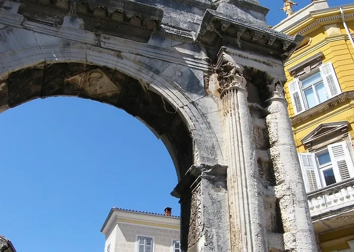 Solis Del Mar Modern Colosseum & Marina Walk *