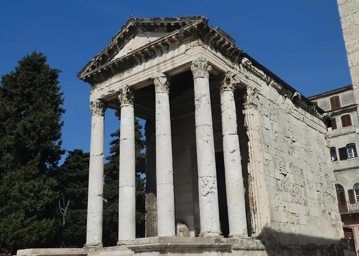 Solis Del Mar Modern Colosseum & Marina Walk